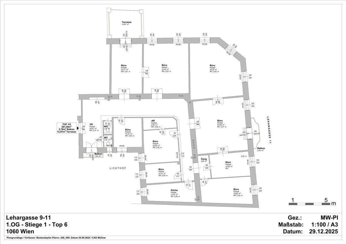 Detaillierter Grundriss einer Etage mit mehreren Büroräumen, einer Küche, einem Balkon und einer Terrasse.