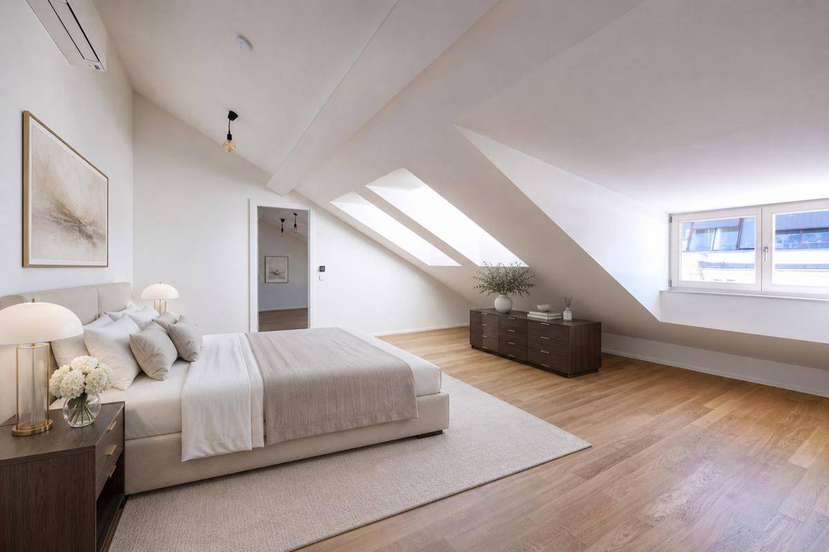 Modernes Schlafzimmer mit Holzboden, Dachschrägen und großen Dachfenstern.