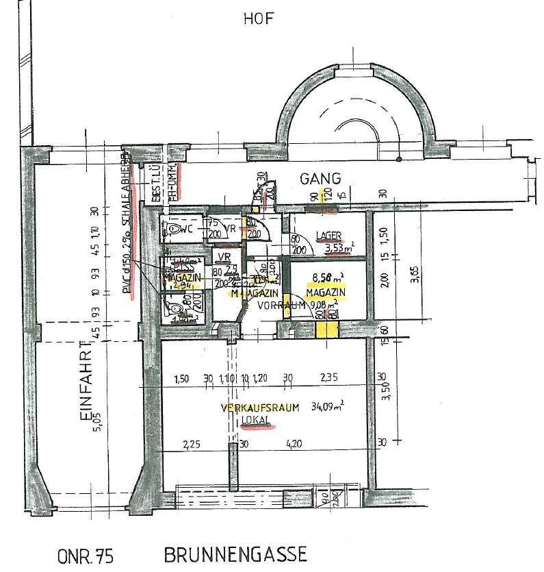 Detaillierter Grundriss eines Erdgeschosses mit Verkaufsraum, Magazinen und Sanitärbereichen, inklusive Maßen.