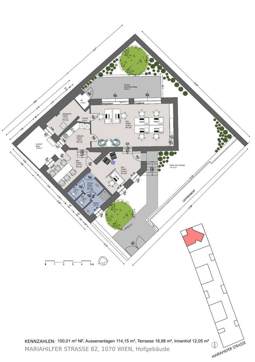 Ein detaillierter Grundriss mit verschiedenen Räumen, Terrassen und Außenanlagen.