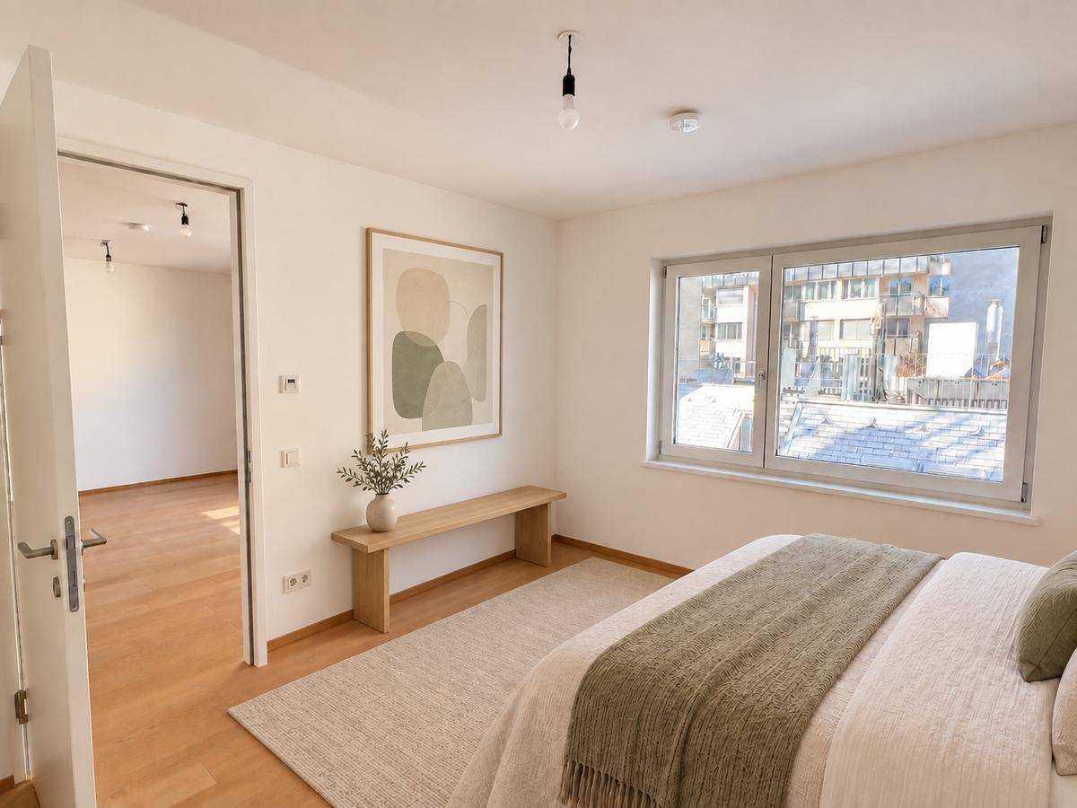 Helles Schlafzimmer mit Holzboden, großem Fenster und moderner, minimalistischer Einrichtung.