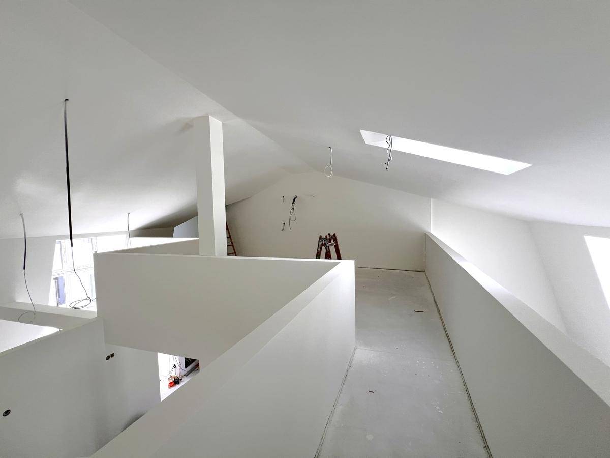Unfertiger Dachgeschossraum mit schrägen Decken, Dachfenster und viel Potenzial für einen modernen Ausbau.