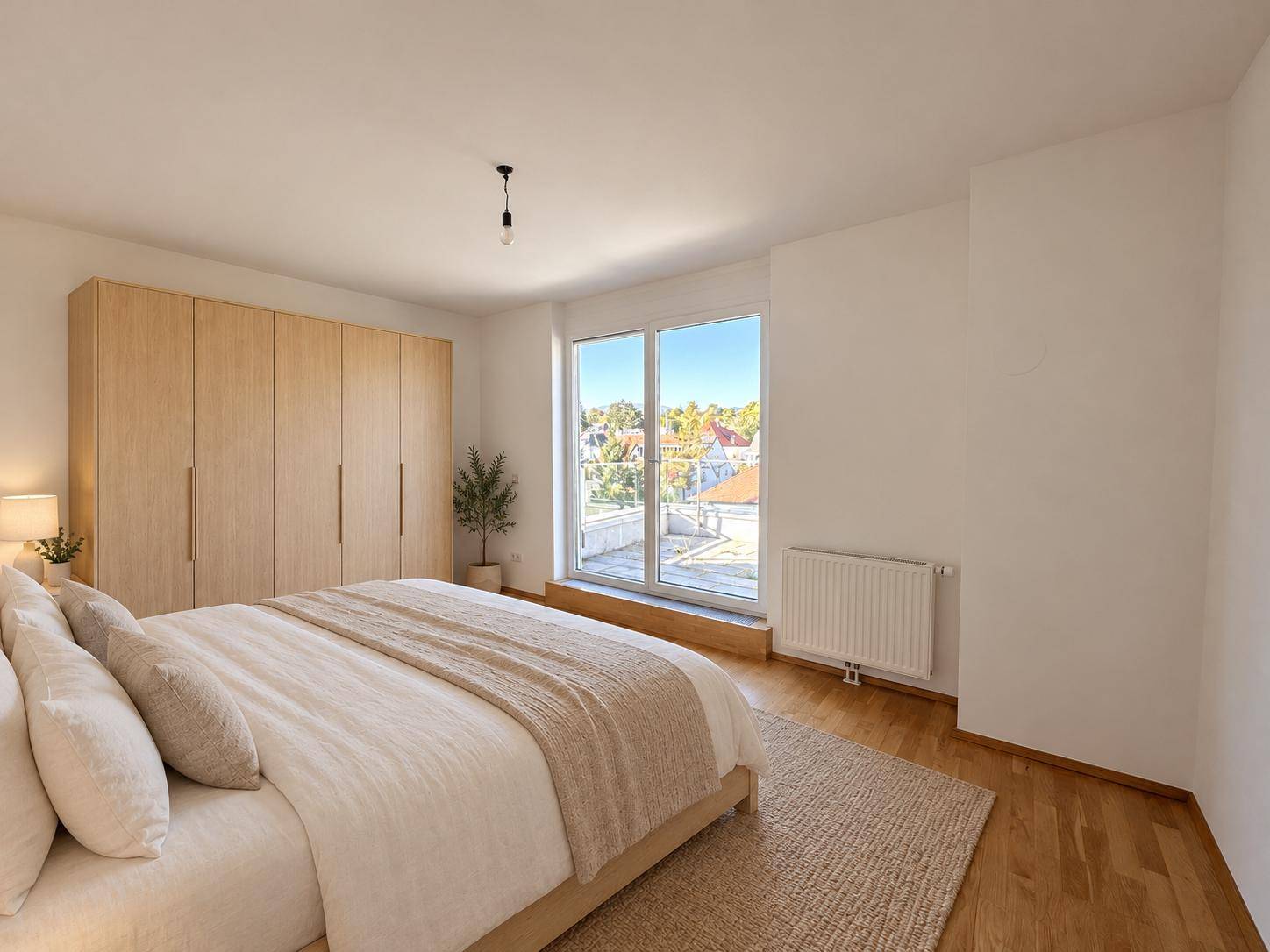Ruhiges Schlafzimmer mit hellem Holzbett