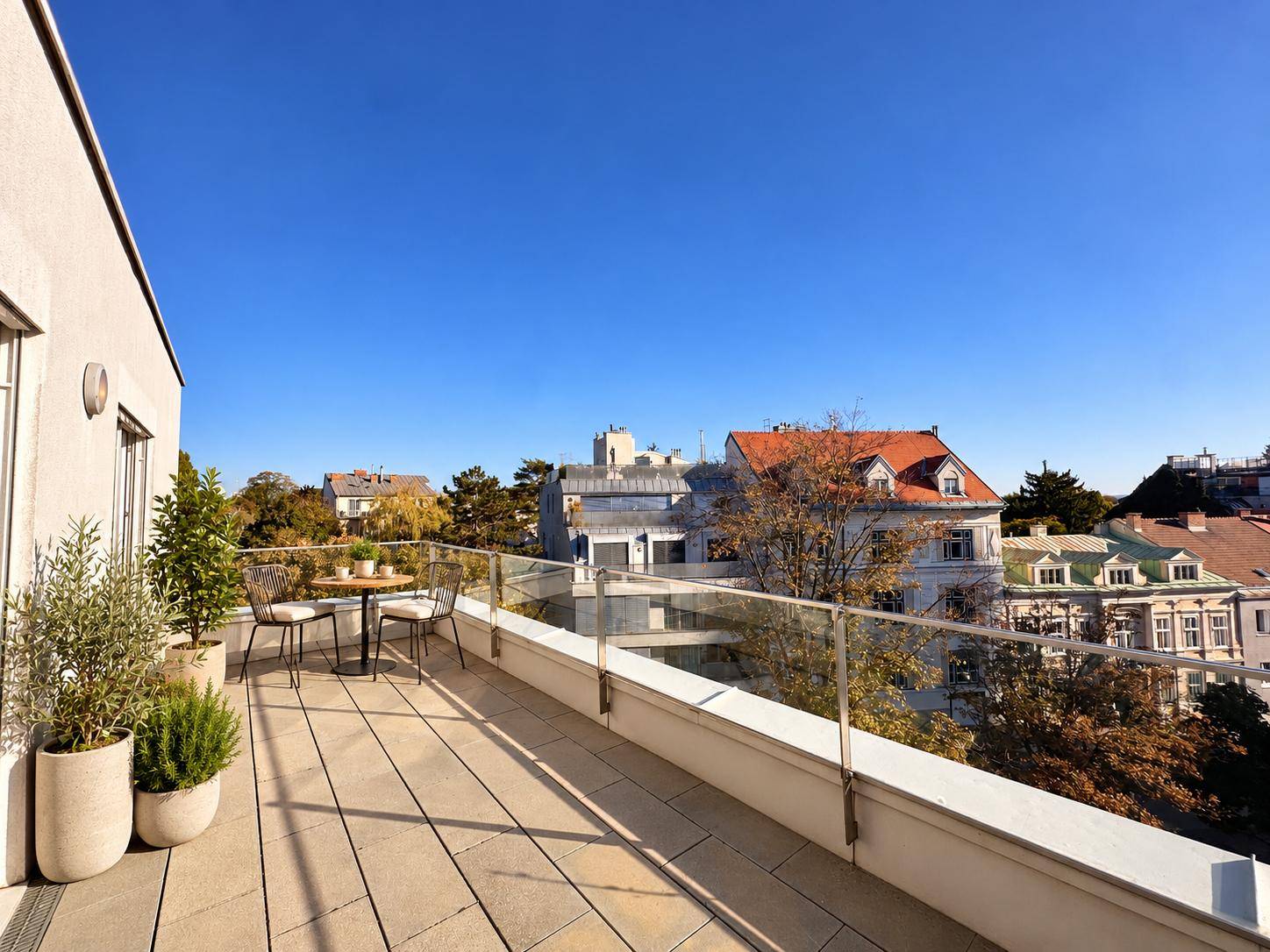 Kompakte Frühstücksterrasse mit Stadtblick-1