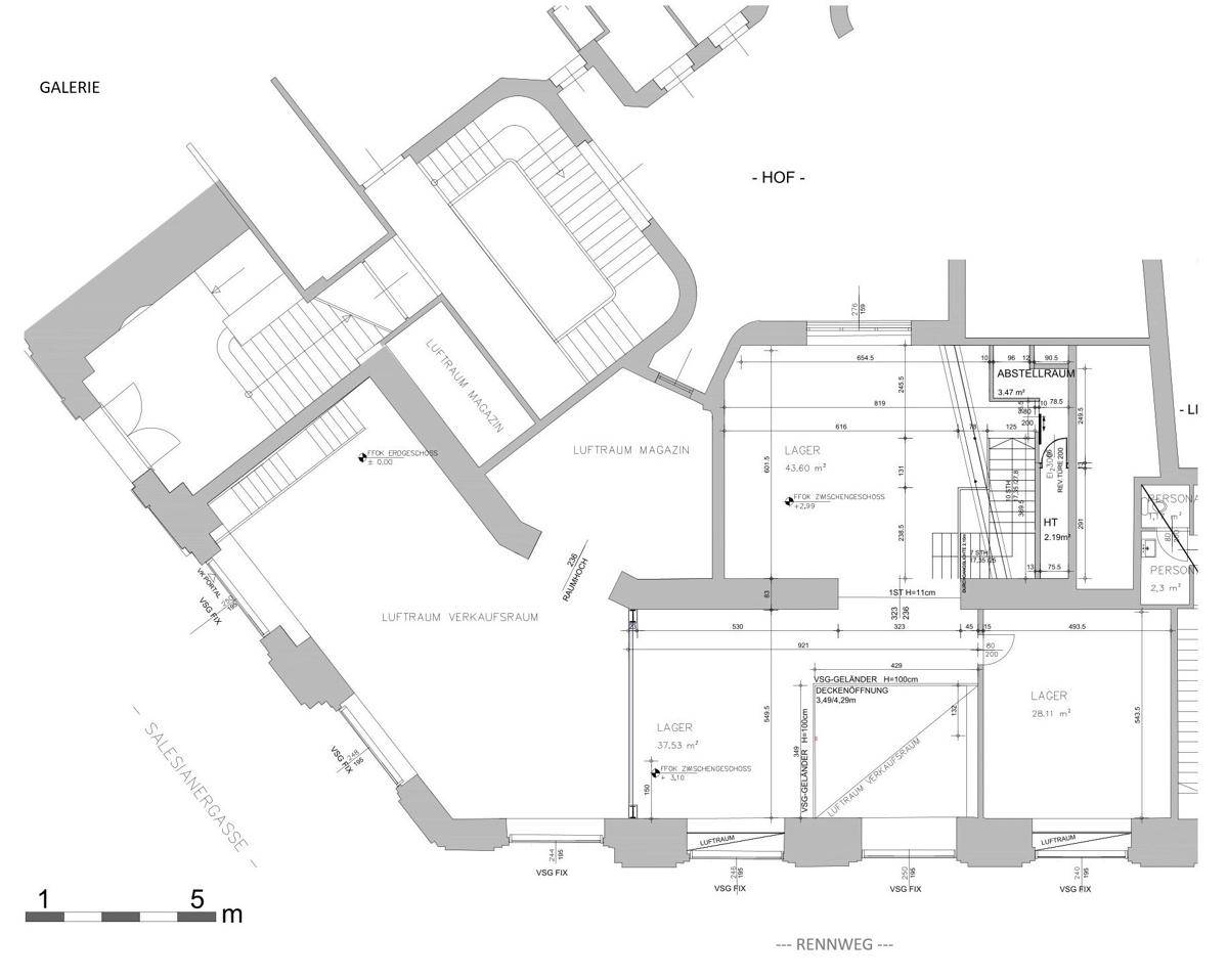 Grundriss der Galerieebene mit Lagerflächen, Lufträumen und einem Personenaufzug.