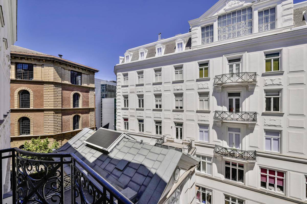 Blick vom Balkon auf die umliegenden historischen Gebäude und die Stadt.