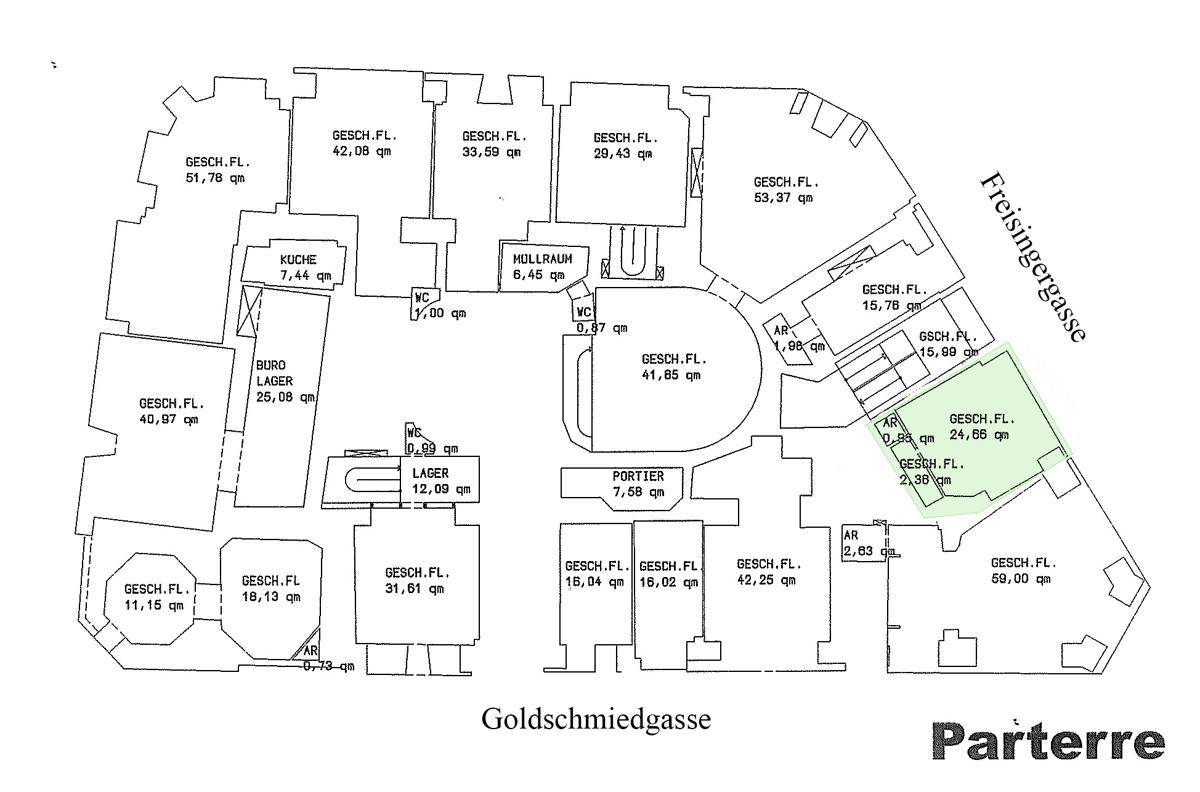 Detaillierter Grundriss eines Erdgeschosses mit verschiedenen Geschäftsflächen, Lagerbereichen und Straßennamen.