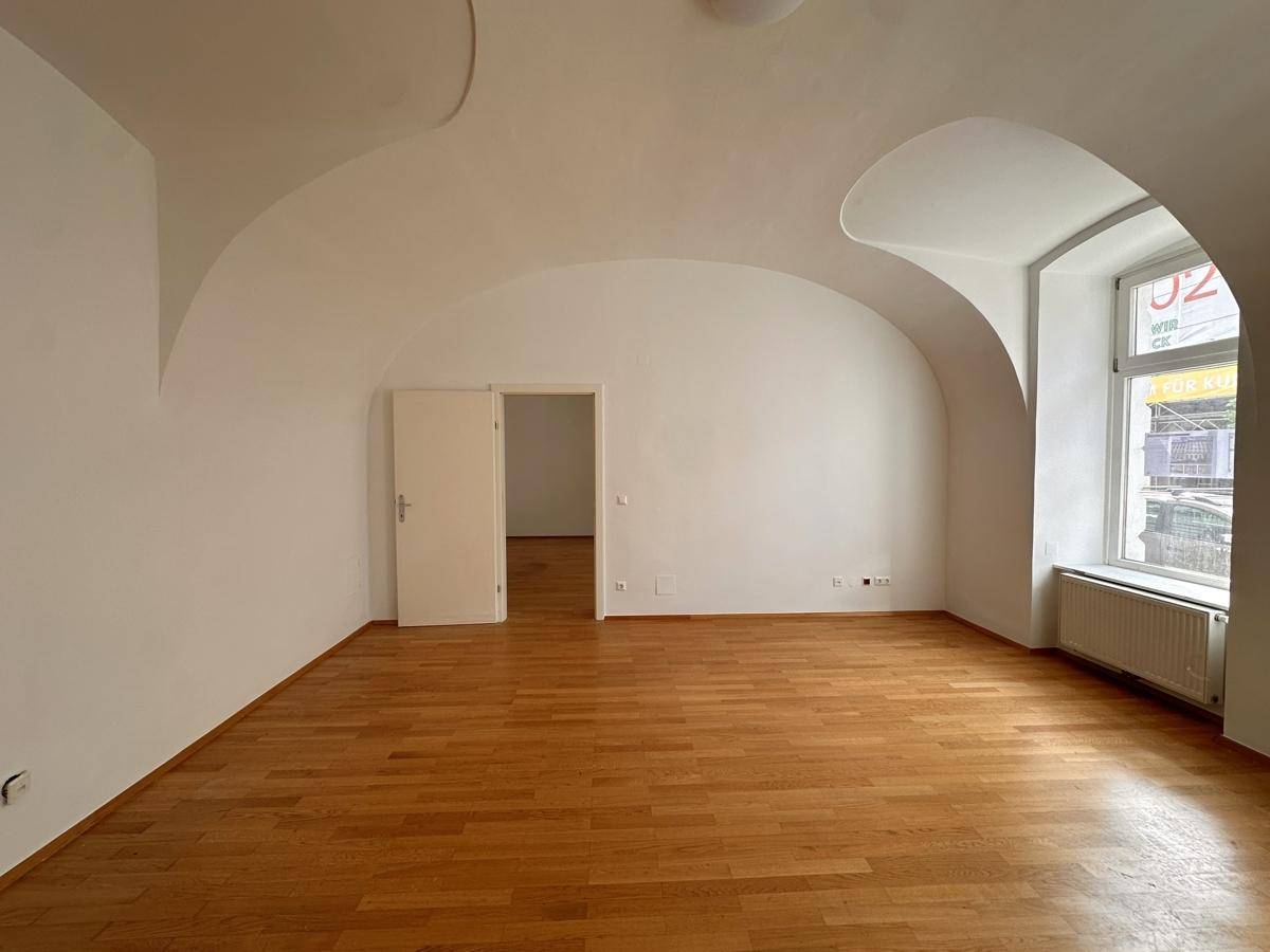 Büro mit straßenseitigem Zugang – další