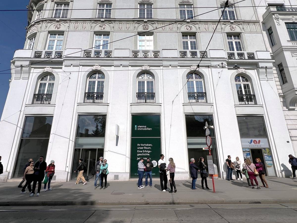 Detailansicht der historischen Fassade mit großen Schaufenstern und dem eleganten Eingangsbereich des Gebäudes.