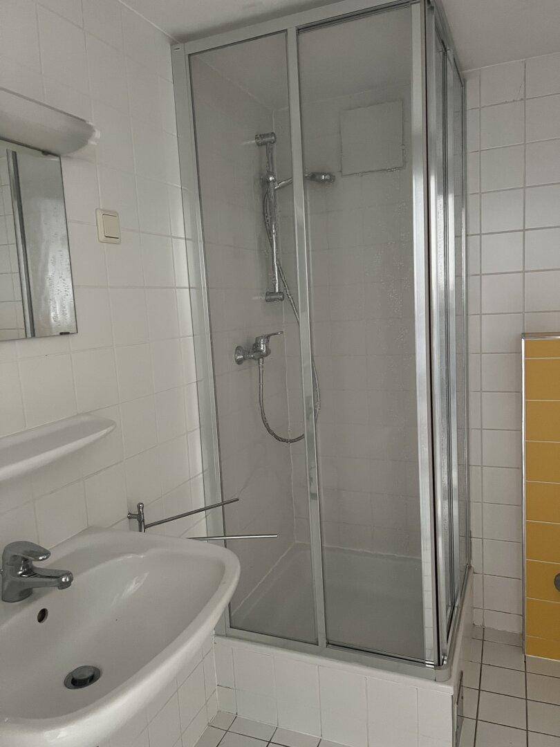 Bad mit Dusche/WC