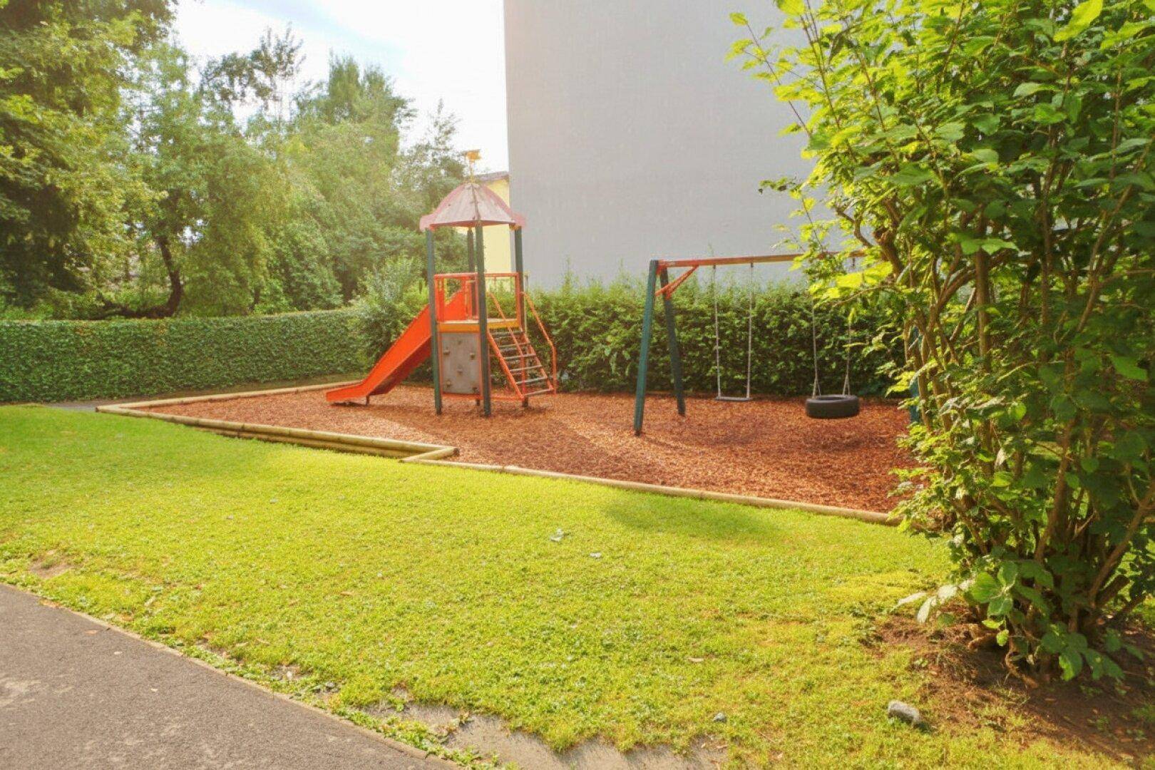 Zentrale Stadtlage,sanierte 3ZI+Balkon,Carport, Allg.Garten, Spielplatz - Ansicht 3