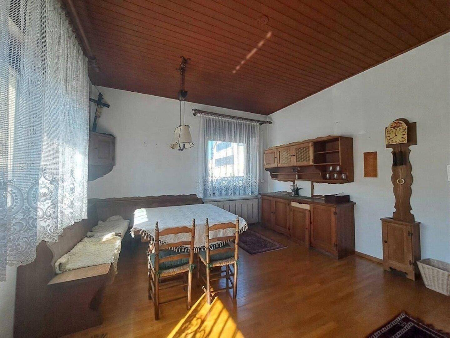 Traditioneller Essbereich mit Holzboden, Holztäfelung an der Decke und rustikalen Möbeln.