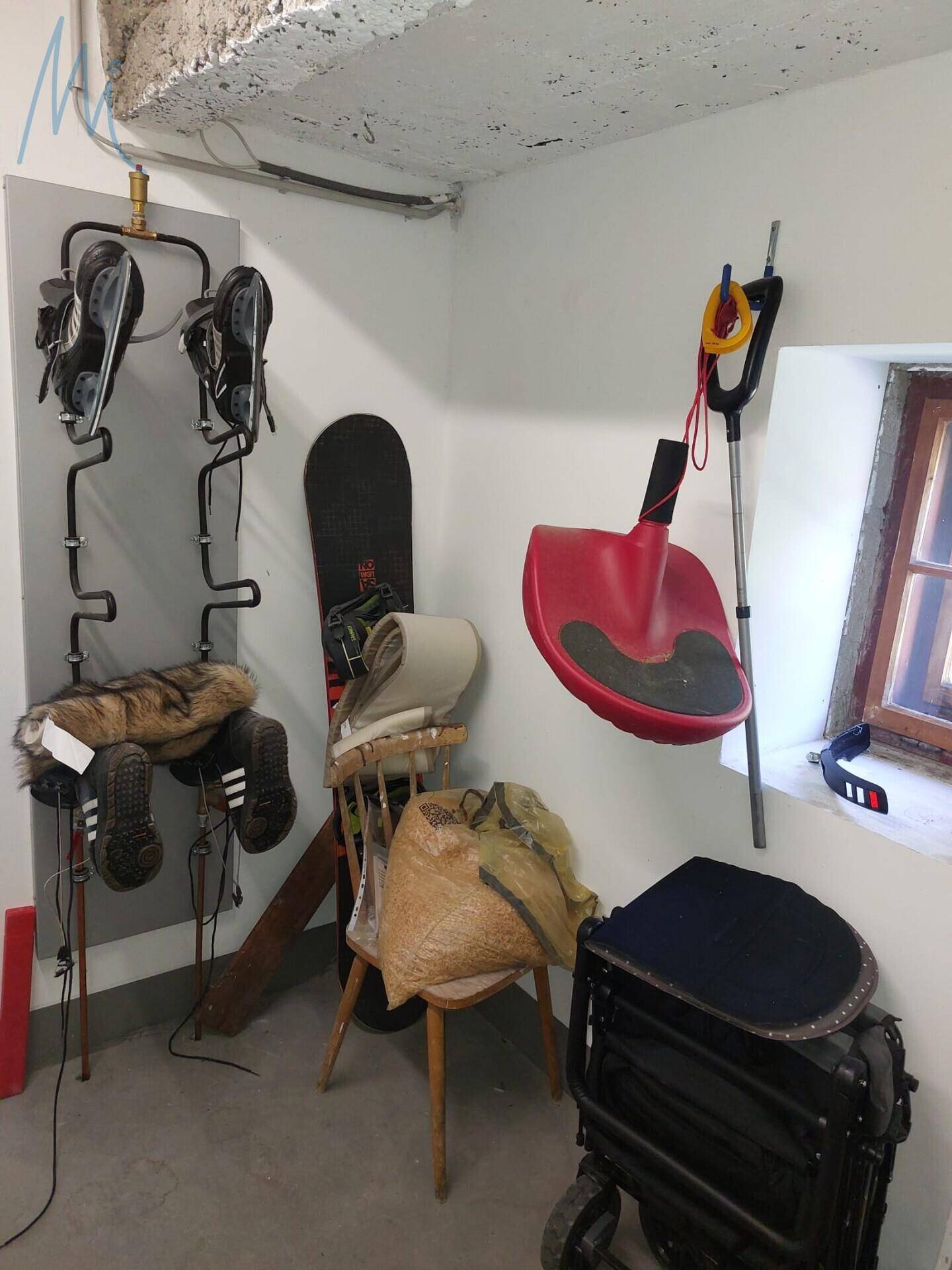 Kellerraum zur Aufbewahrung von Skiern, Snowboards und weiterem Wintersportzubehör.