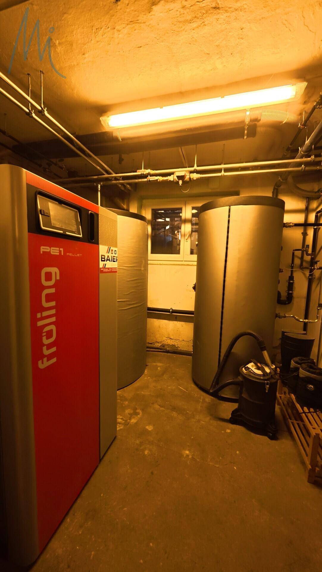 Heizungsraum im Untergeschoss mit moderner Heizungsanlage und Warmwasserspeichern.
