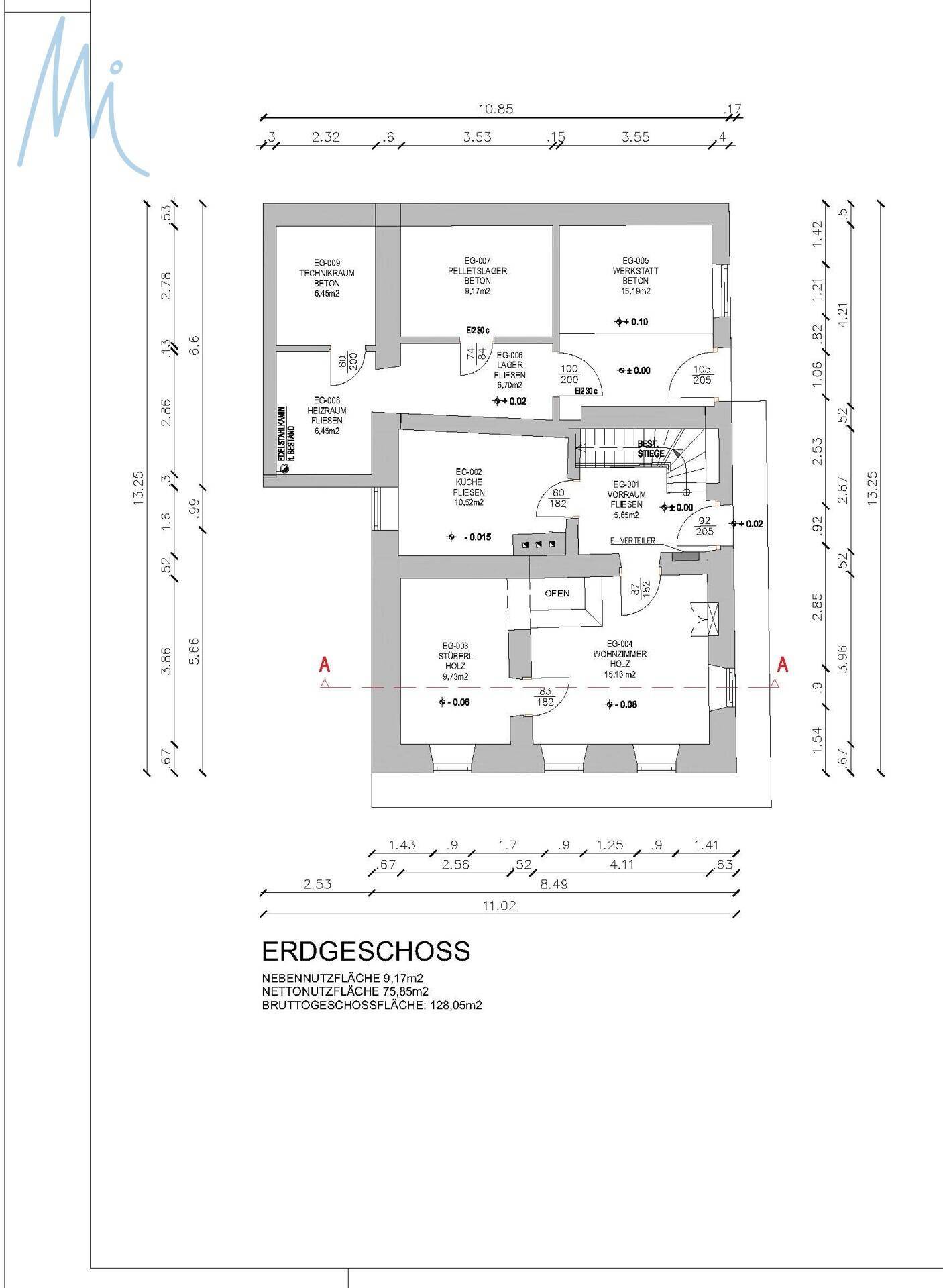 Grundriss des Erdgeschosses mit Wohnbereich, Küche und Eingang.