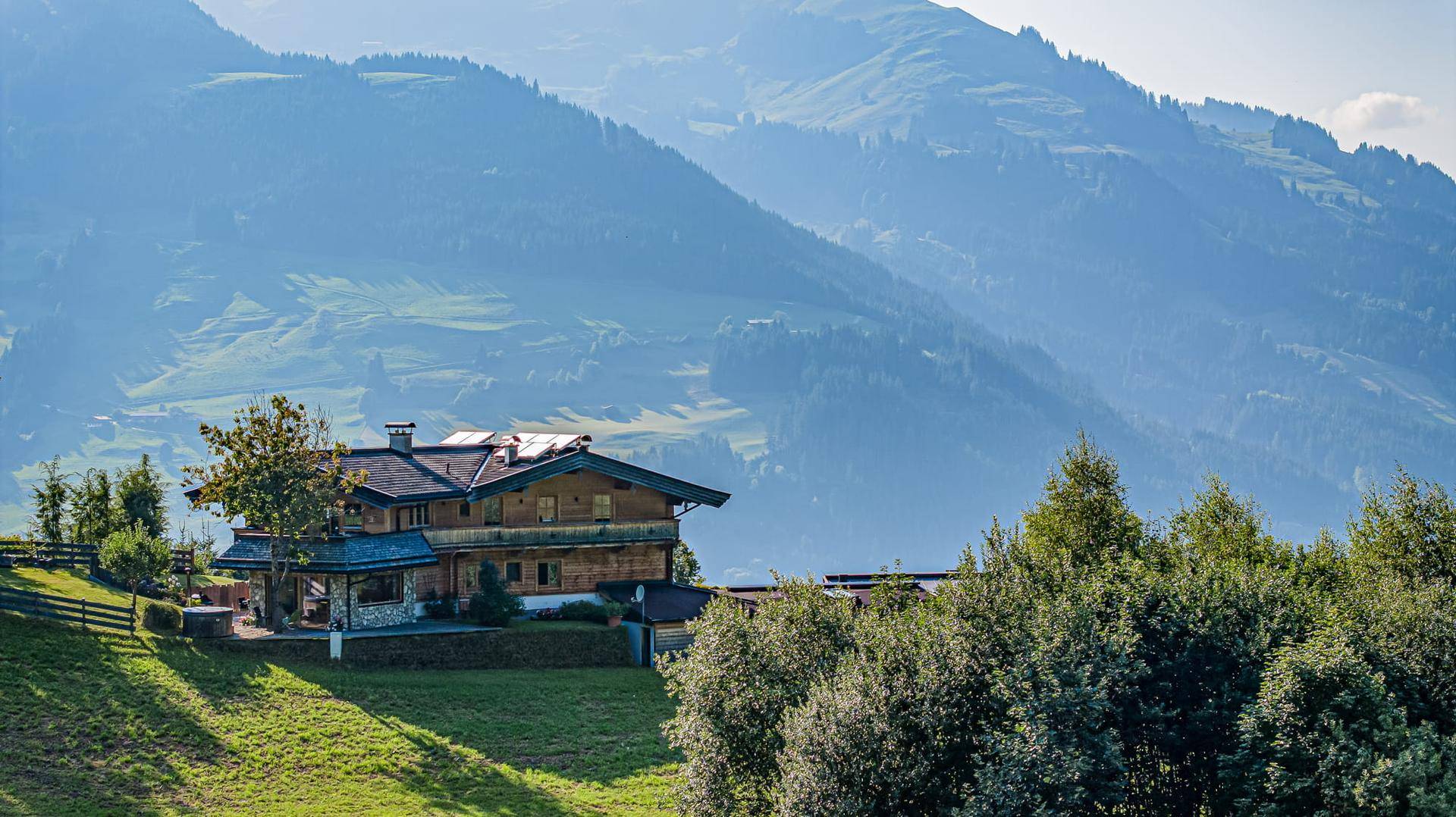 Nahaufnahme eines charmanten Holzchalets mit Satteldach, eingebettet in die malerische Alpenlandschaft.