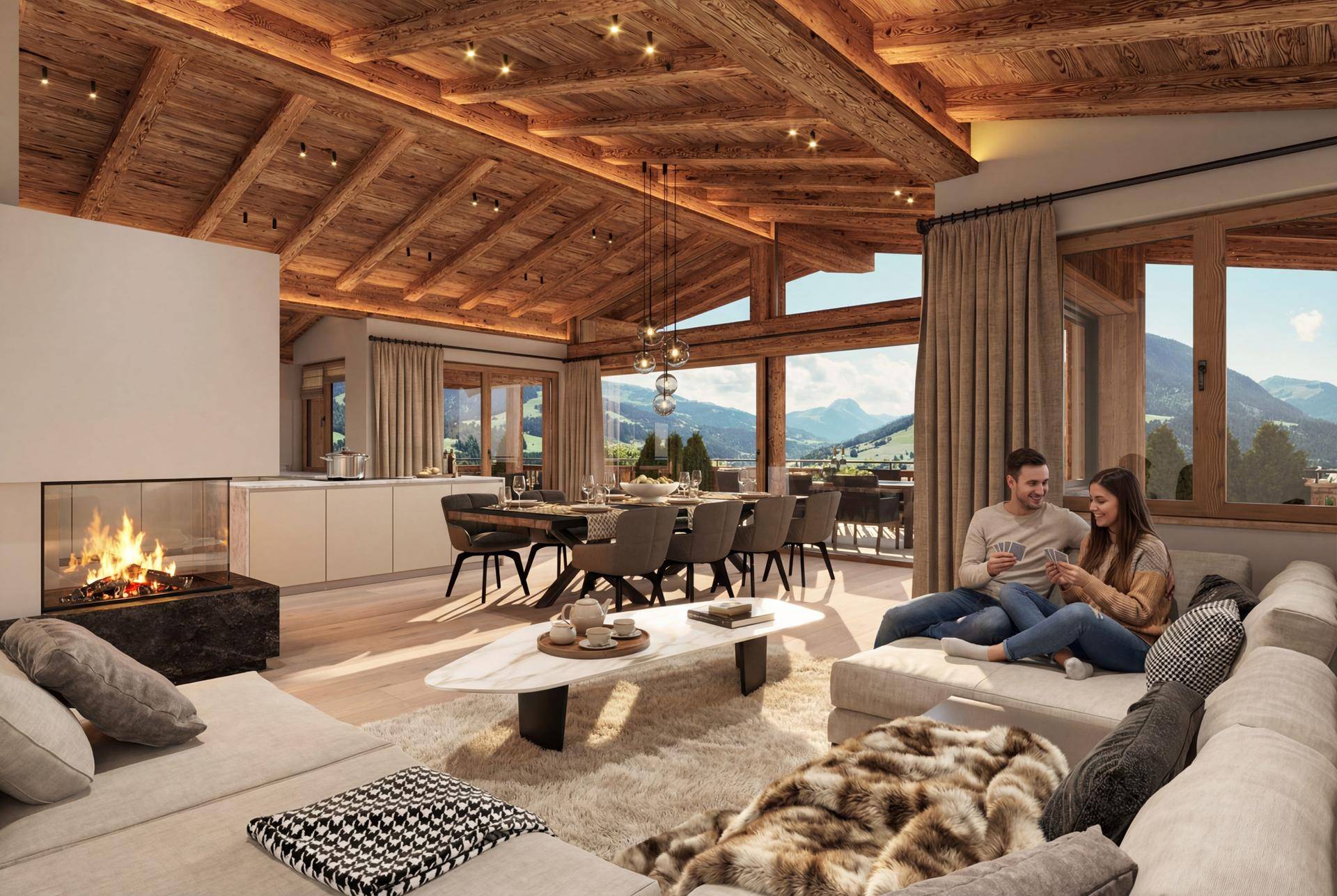 Geräumiger Wohn-Essbereich mit Kamin, Holzbalkendecke und Panoramablick auf die Berge.