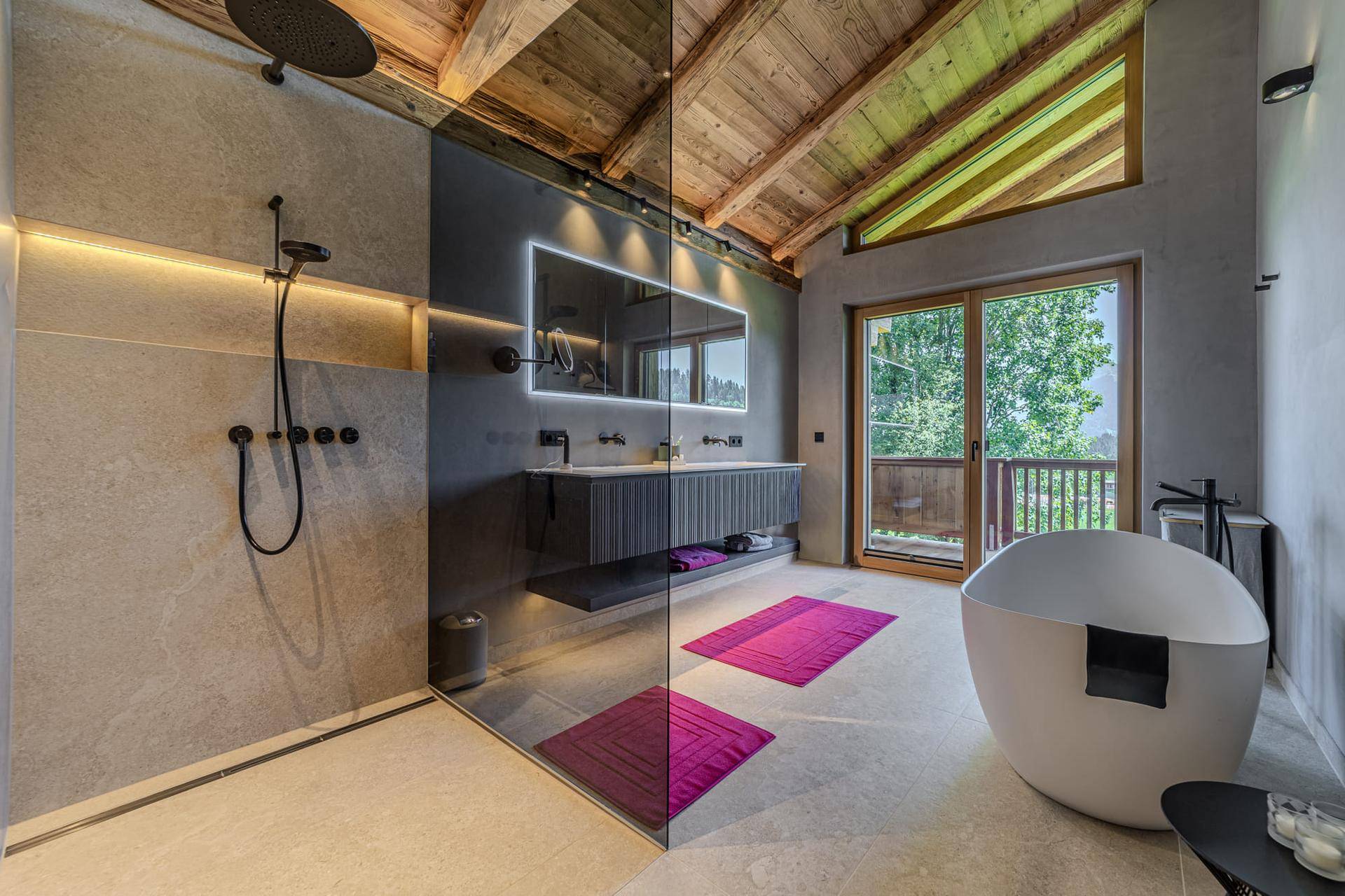 Luxuriöses Badezimmer mit freistehender Badewanne, begehbarer Dusche und Holzbalkendecke.