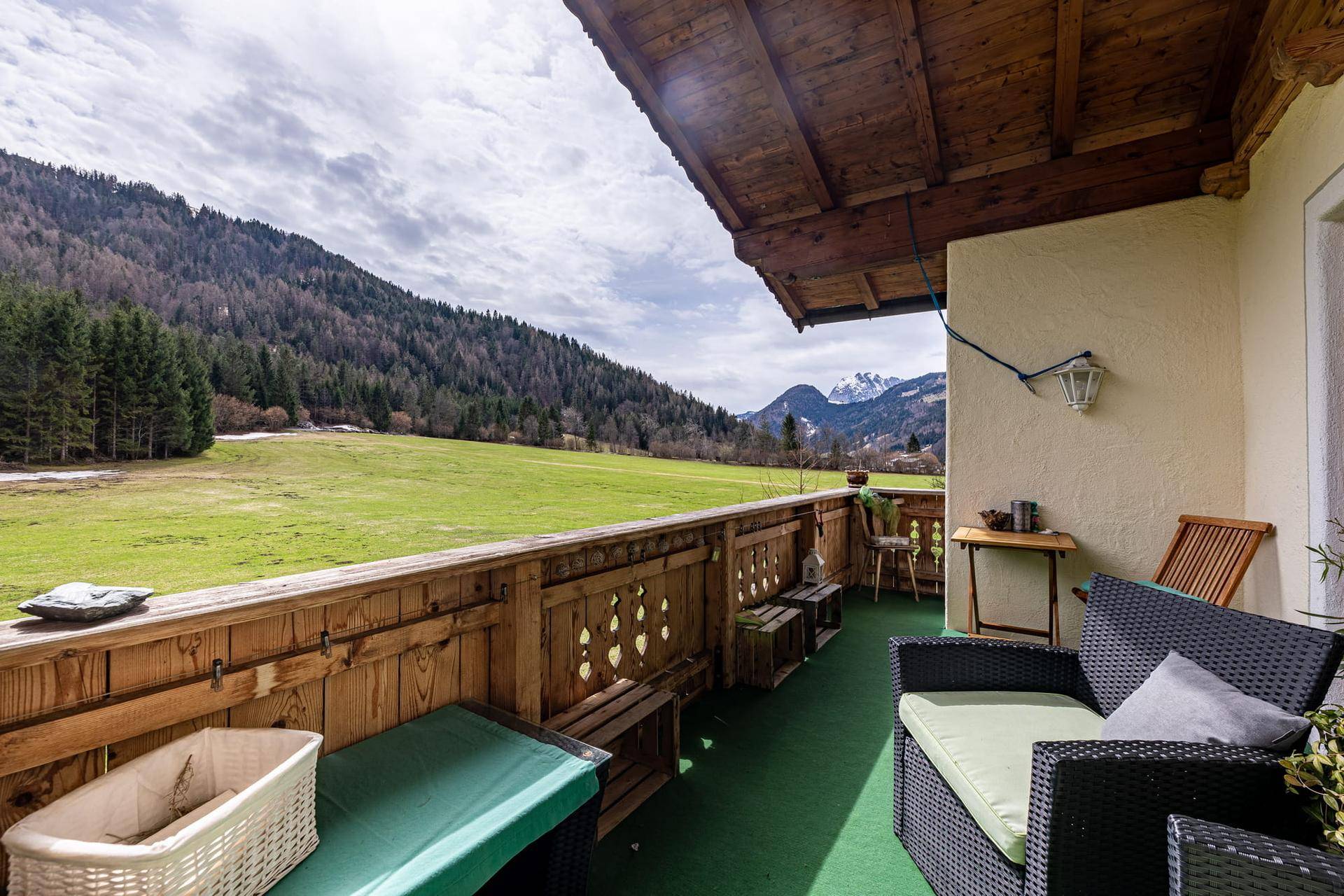 Geräumiger Balkon mit Sitzgelegenheiten und Panoramablick auf die umliegende Berglandschaft.