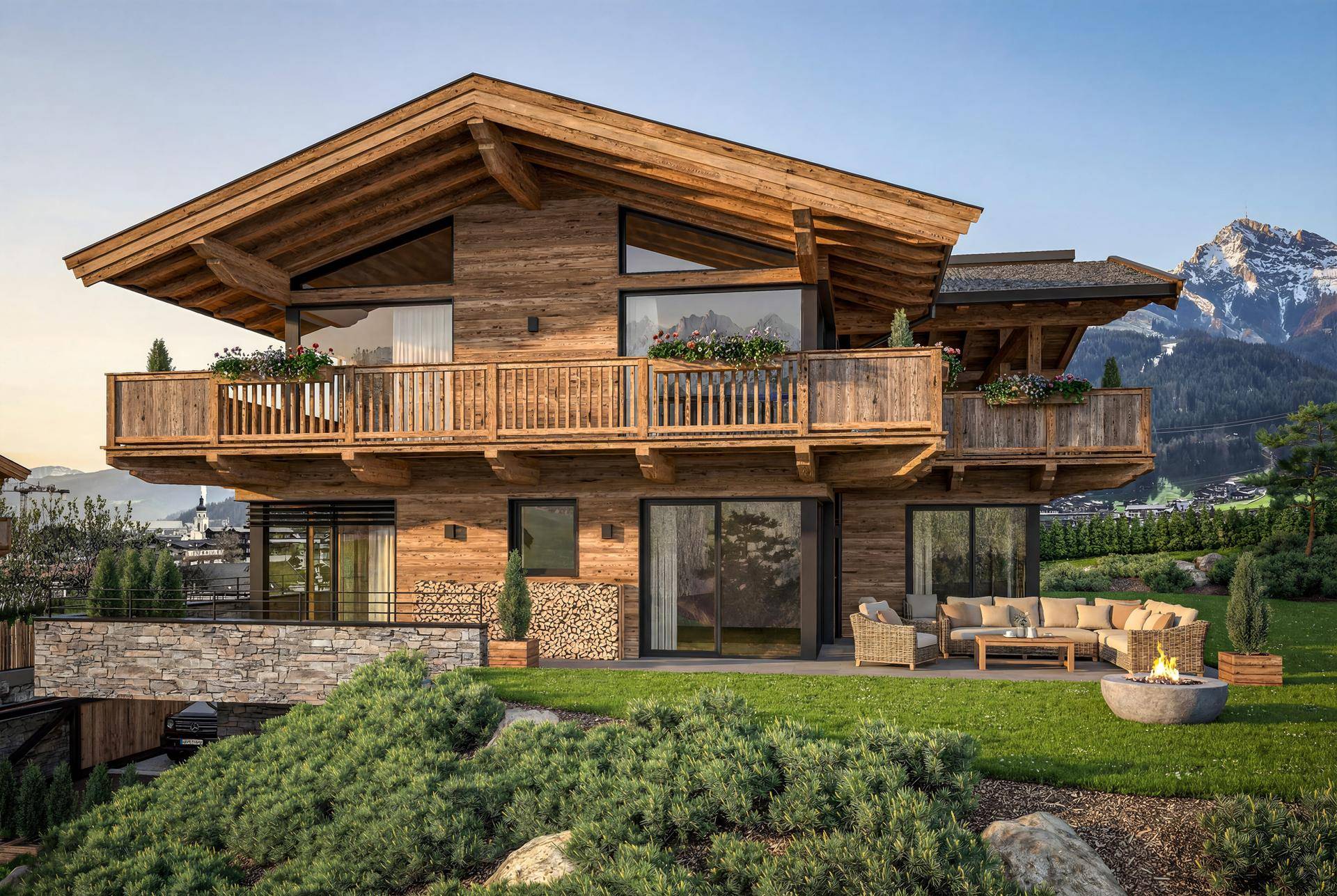 Charmantes Holzchalet mit mehreren Balkonen, gepflegtem Garten und gemütlicher Feuerstelle im Freien.