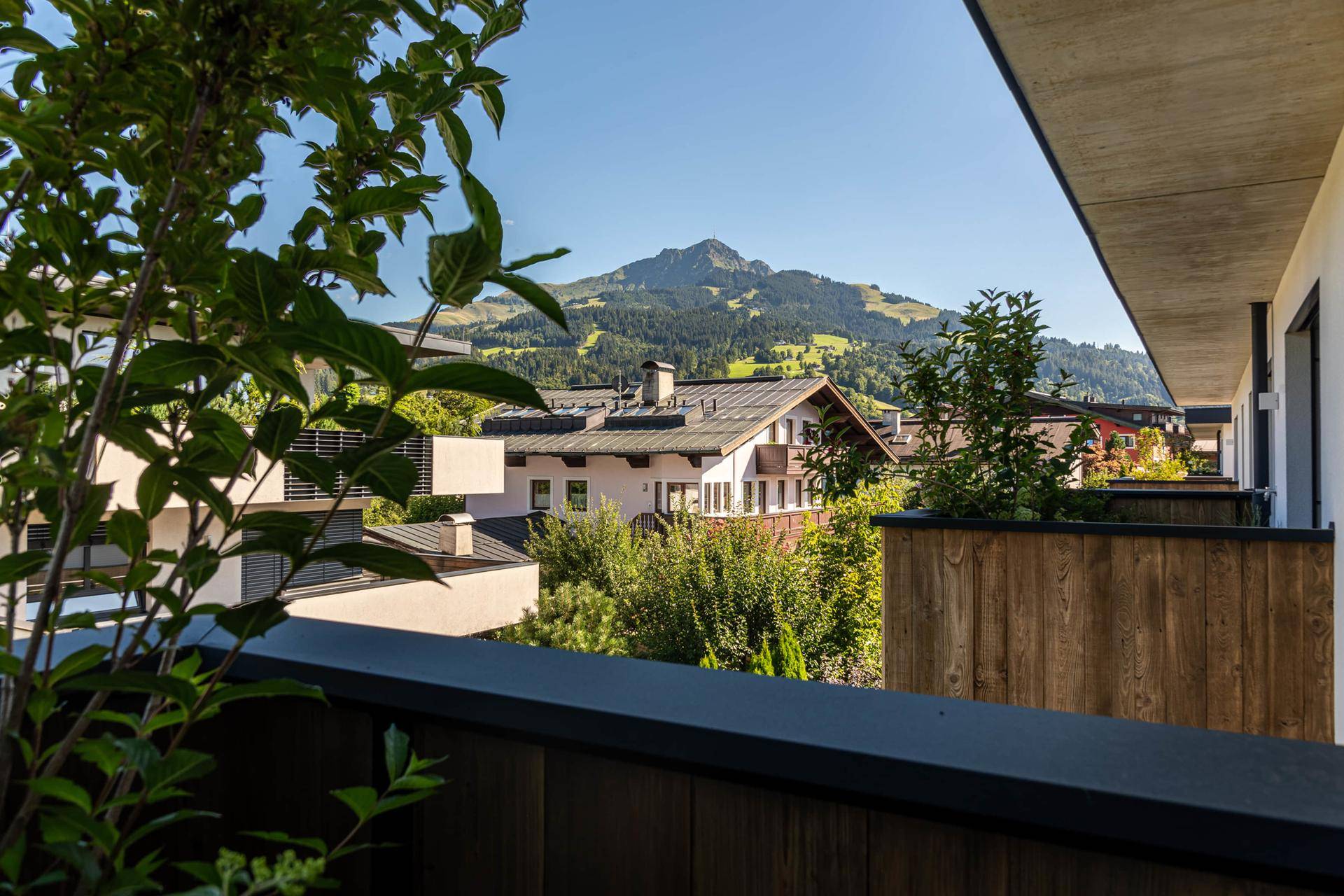 Panoramablick vom Balkon auf die malerische Berglandschaft und grüne Umgebung.