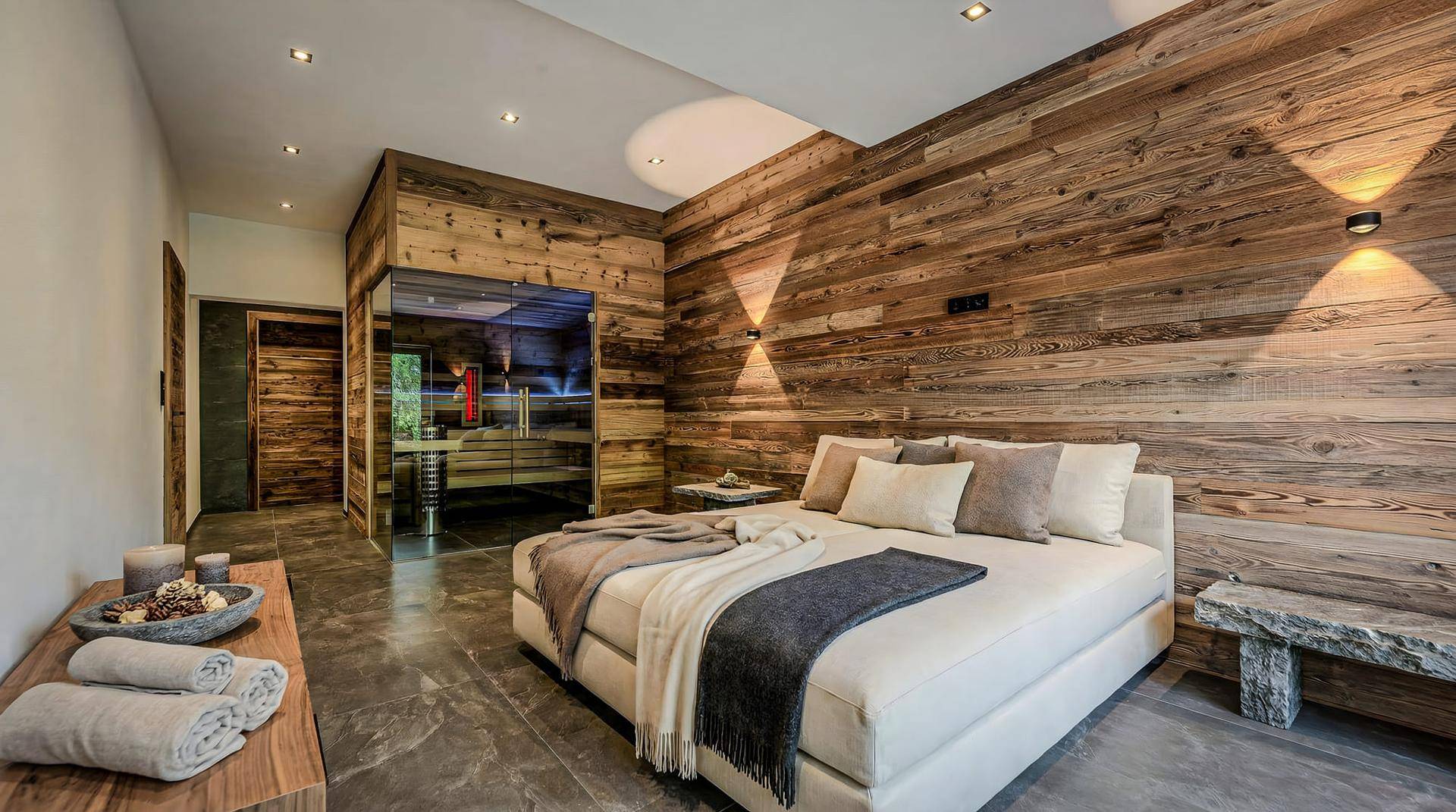 Gemütliches Schlafzimmer mit Holzwand, dunklem Boden und integrierter Sauna für pure Entspannung.
