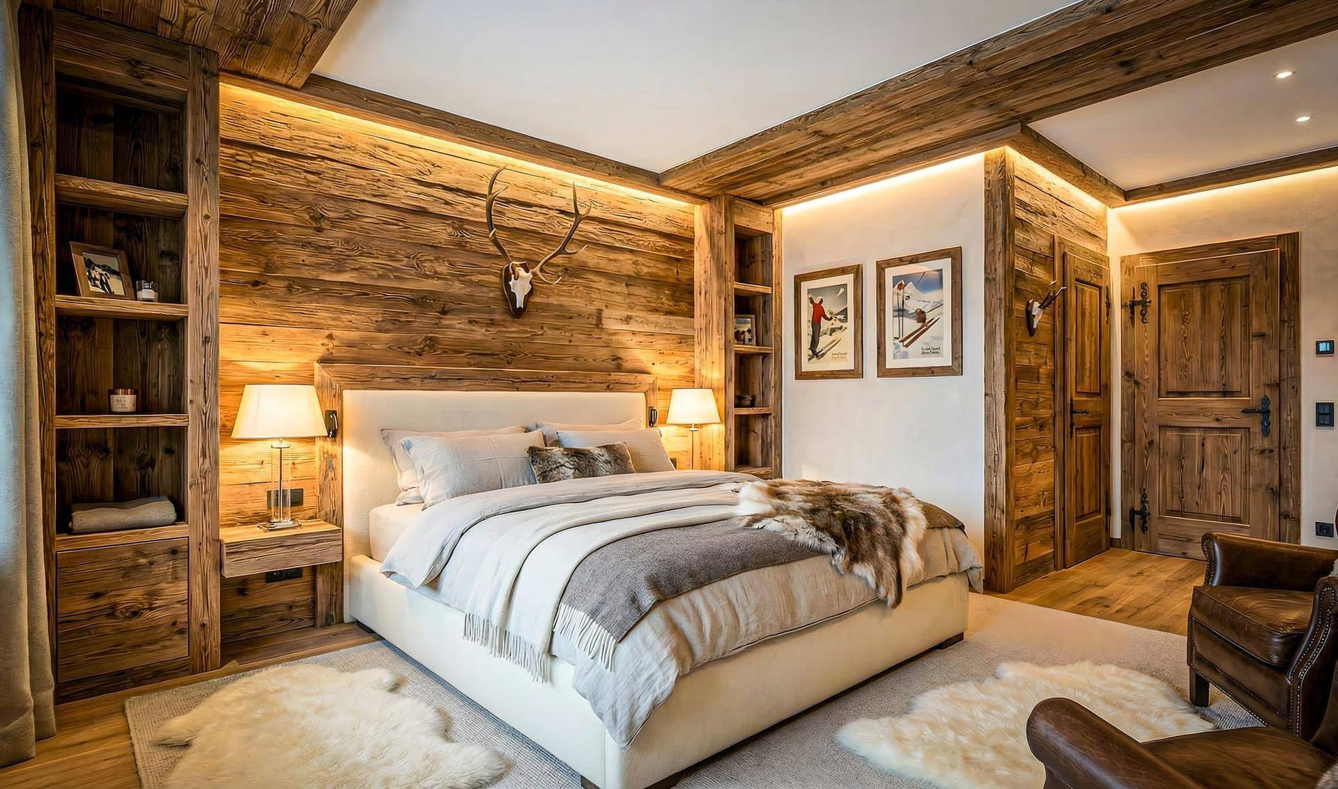 Gemütliches Schlafzimmer im alpinen Stil mit Holzwänden, Hirschgeweih-Dekoration und weichen Teppichen.