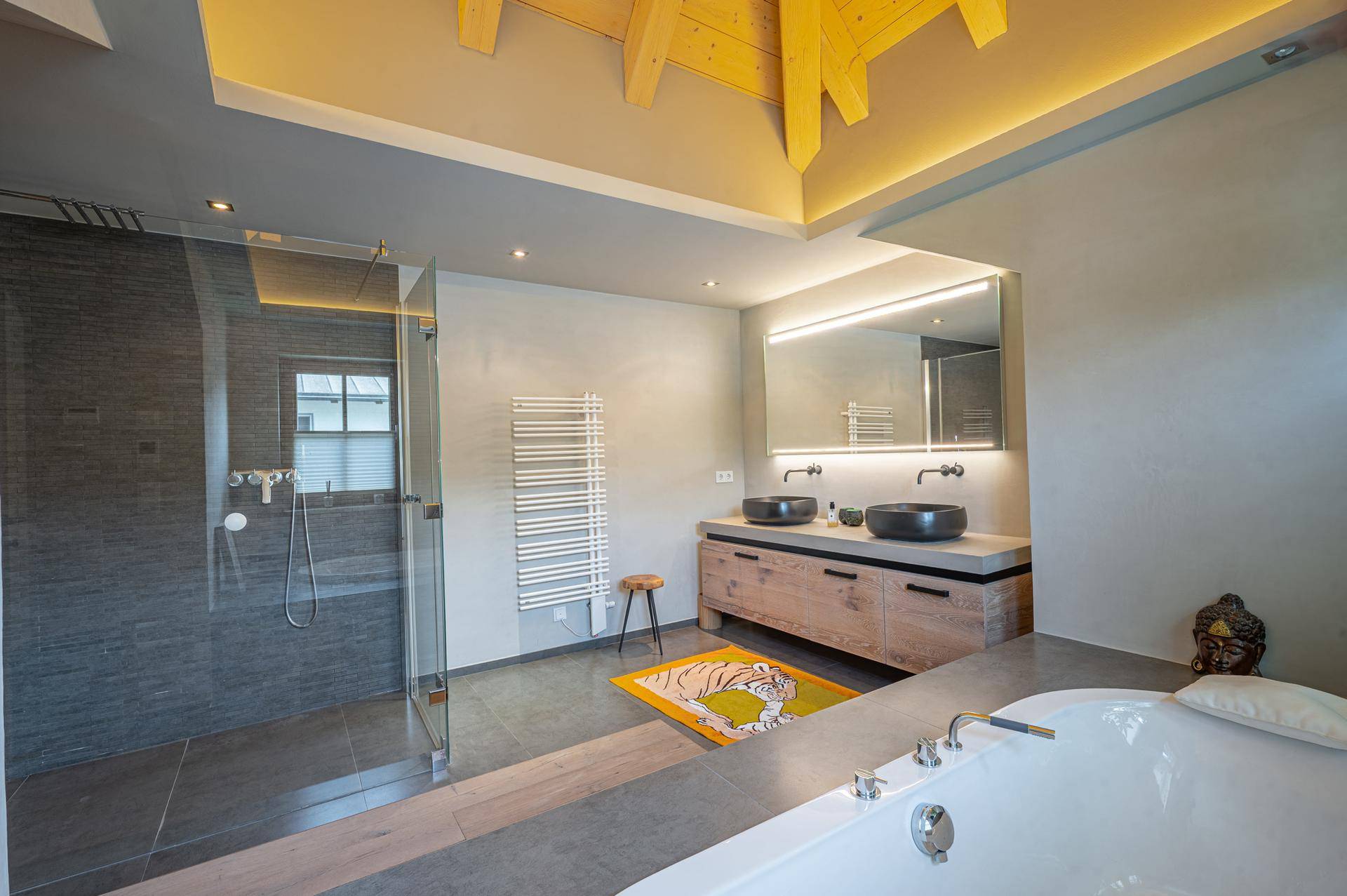 Modernes Badezimmer mit begehbarer Dusche, freistehender Badewanne und Doppelwaschbecken.