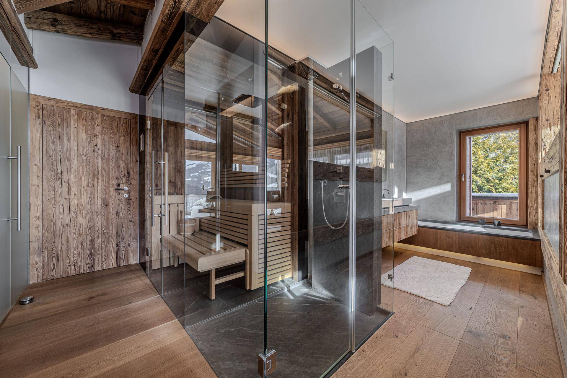 Luxuriöses Badezimmer mit verglaster Sauna, großer Dusche und Holzboden.