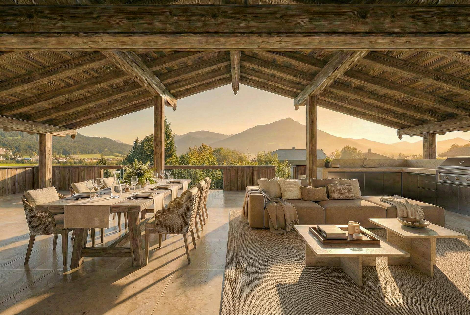 Überdachte Terrasse mit Essbereich, Lounge-Möbeln und Panoramablick auf die Berge bei Sonnenuntergang.