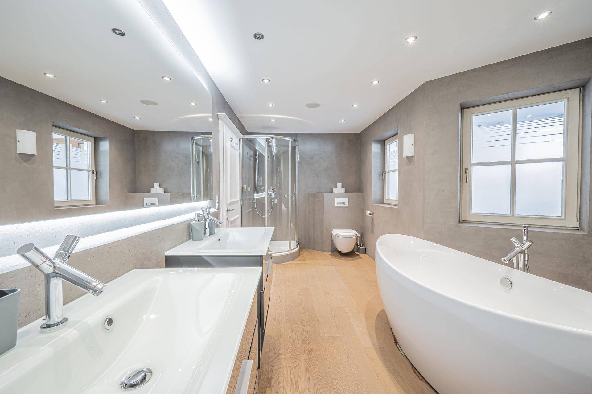 Modernes Badezimmer mit freistehender Badewanne, Doppelwaschbecken und separater Dusche.