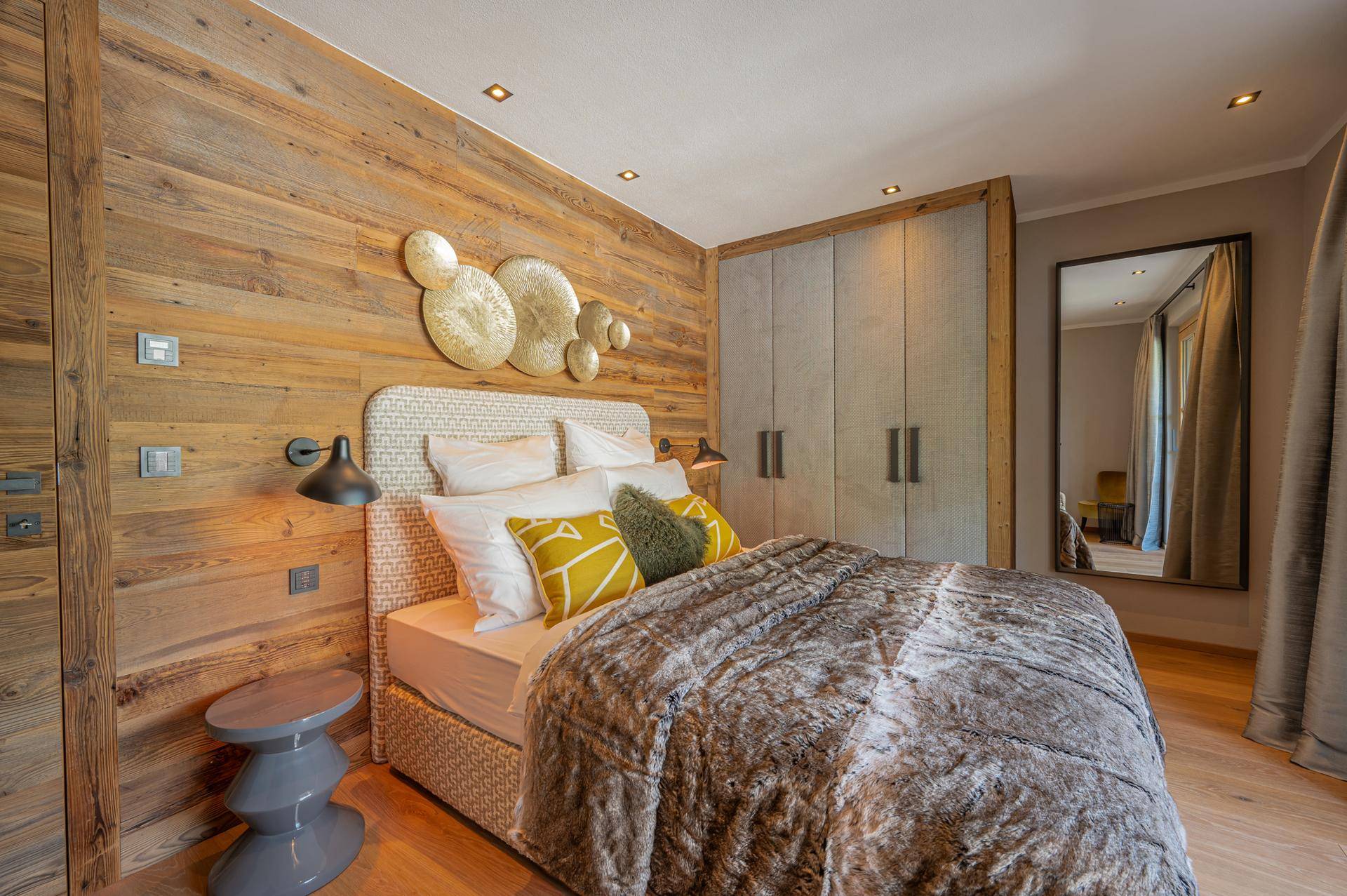 Komfortables Schlafzimmer mit Holzakzenten, Einbauschrank und stilvoller Dekoration.