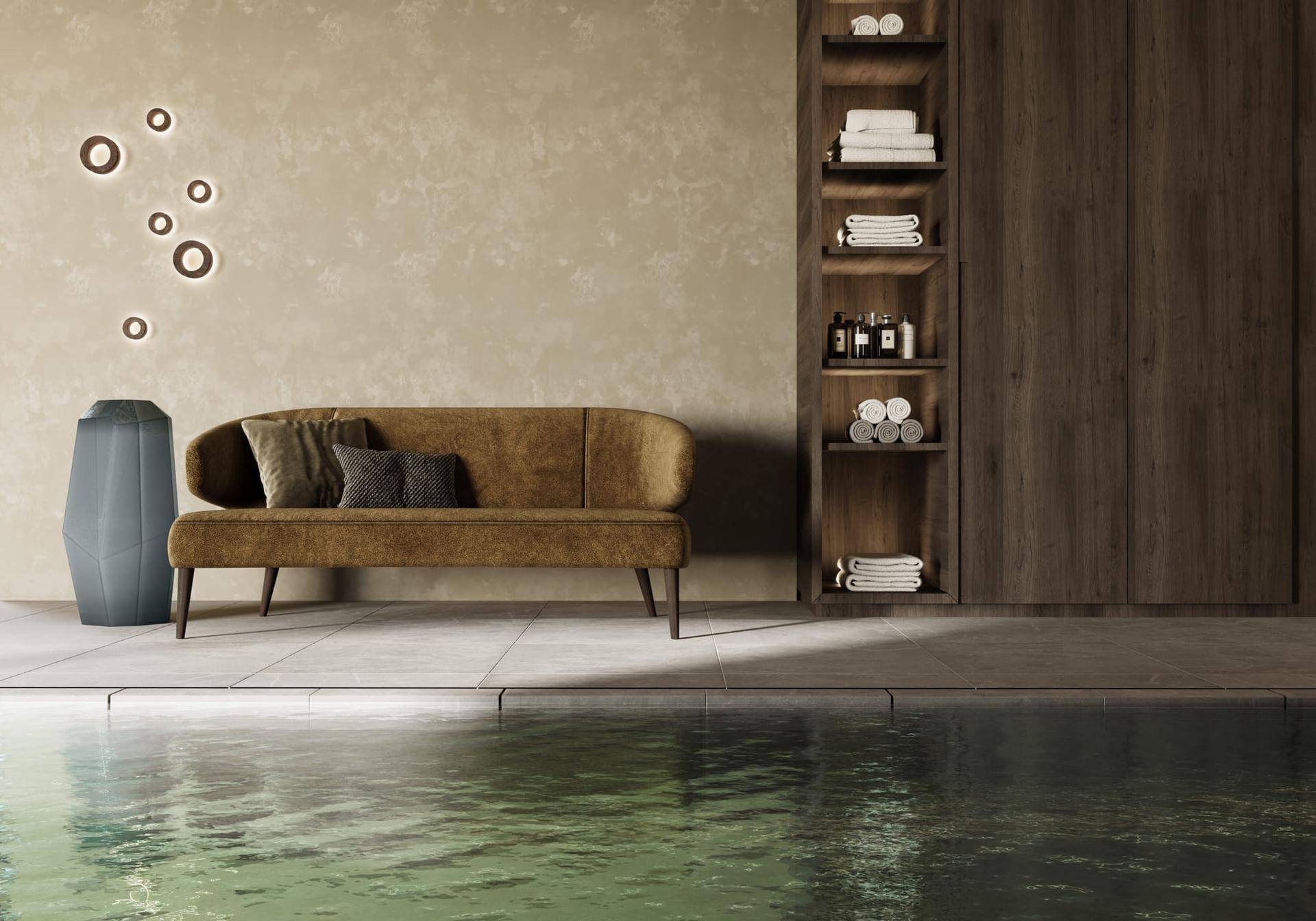 Gemütliche Sitzecke am Pool mit bequemer Couch und integriertem Holzregal für Handtücher.