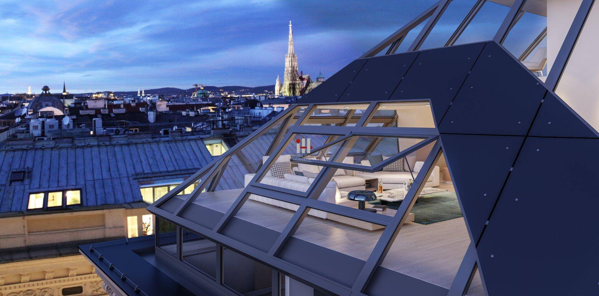 Dachgeschosswohnung mit weitläufigen Glasfronten und Blick auf die historische Stadtkulisse bei Abenddämmerung.