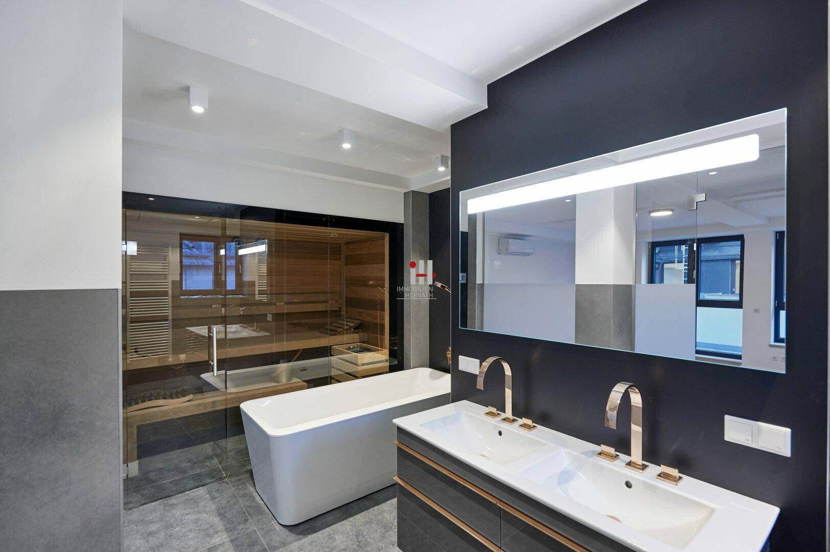 Luxuriöses Badezimmer mit Sauna, freistehender Badewanne und Doppelwaschbecken in modernem Design.