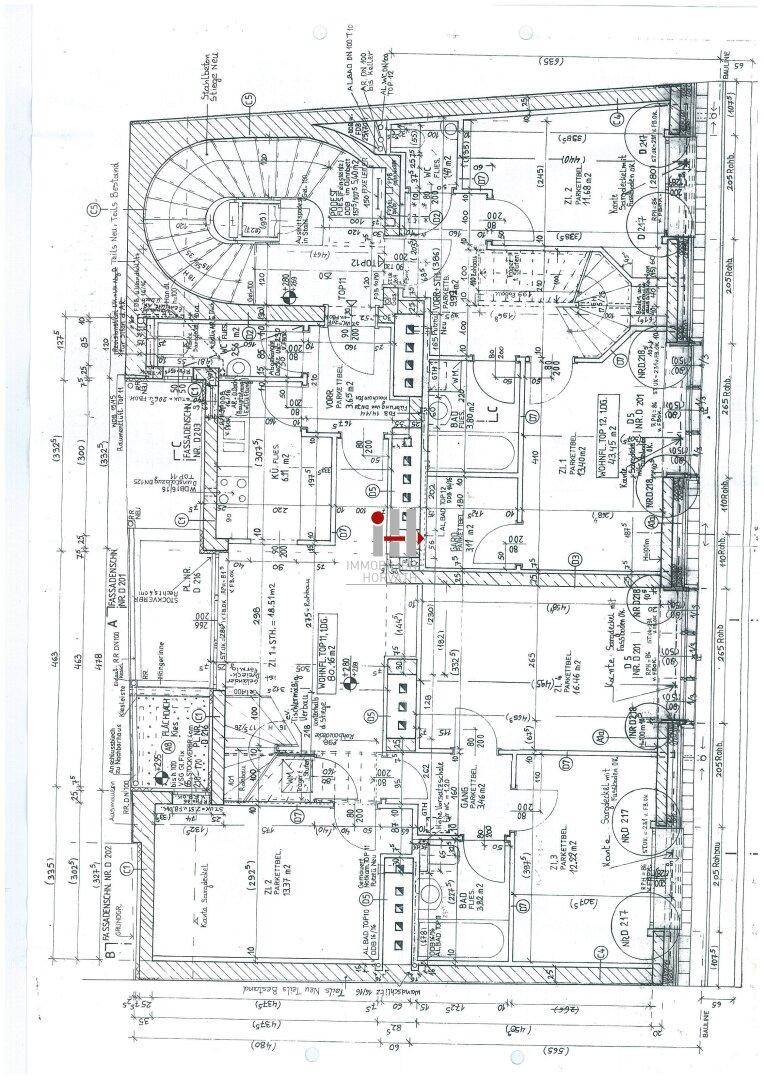 Detaillierter Grundriss mit verschiedenen Räumen und Maßangaben des Gebäudes.