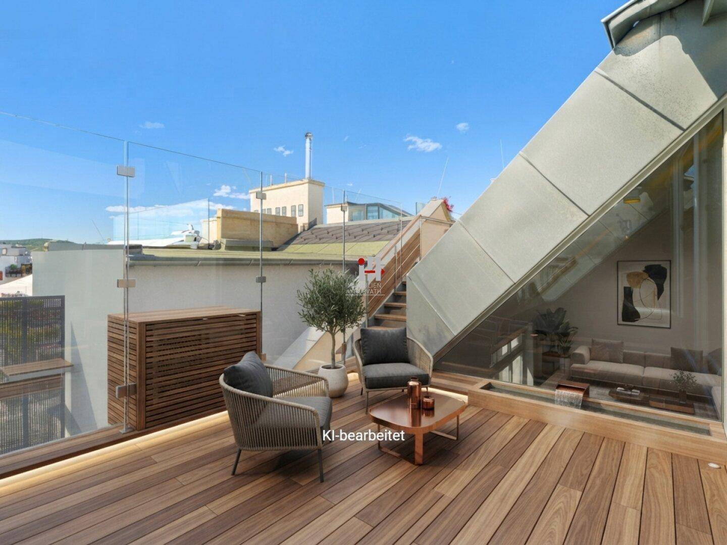 Geräumige Dachterrasse mit Holzdeck, Glasgeländer und Sitzgelegenheiten im Freien.