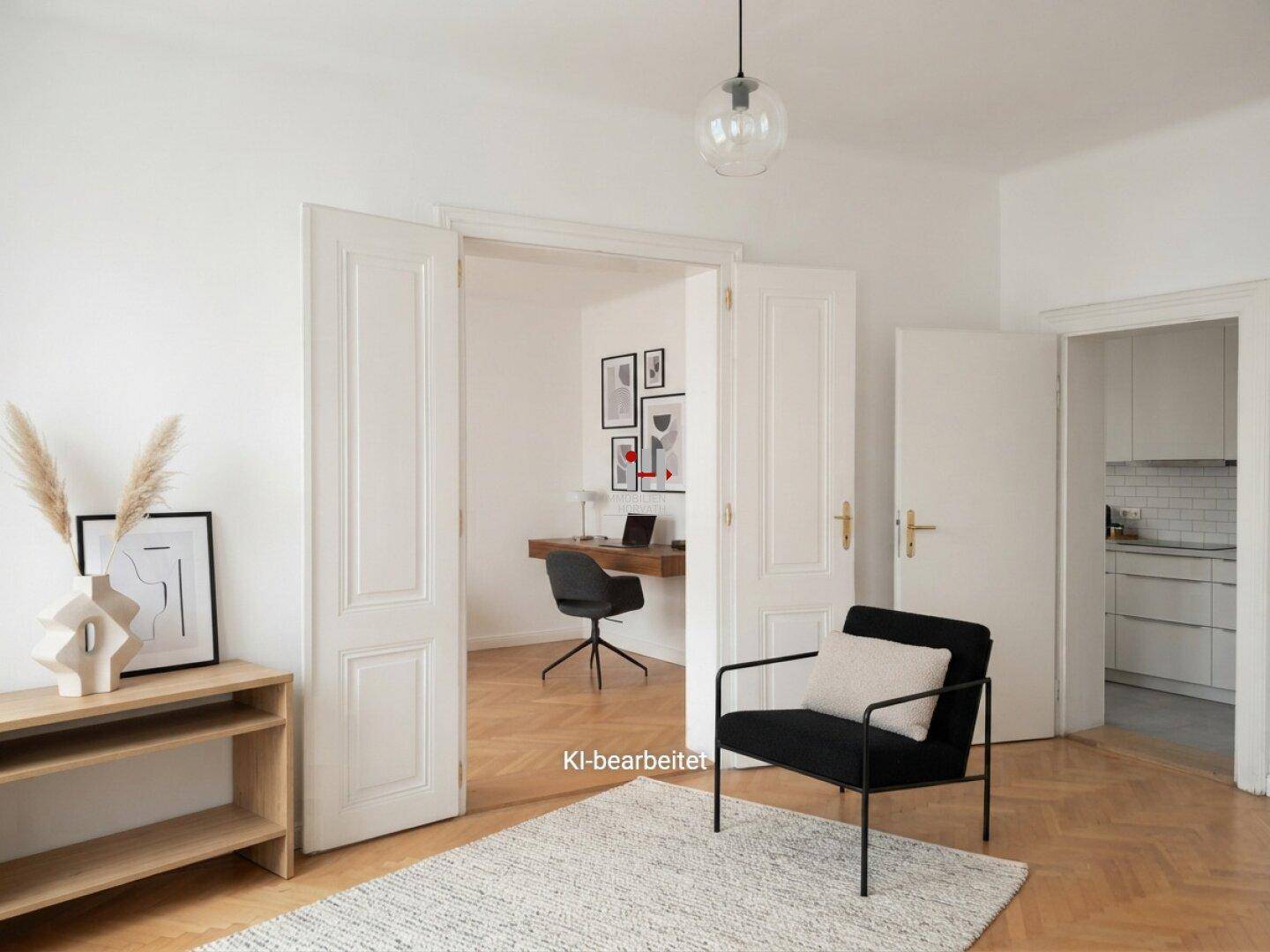 Geräumiger Wohnbereich mit Parkettboden, Flügeltüren zu einem Büro und Blick in eine moderne Küche.