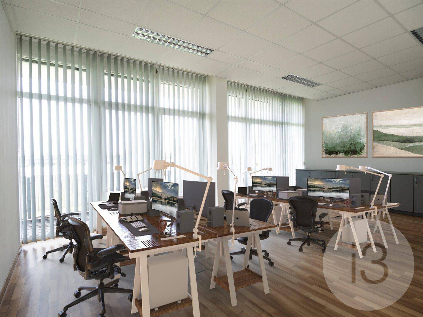 Großraumbüro mit mehreren Arbeitsplätzen, viel Tageslicht und modernem Design, ausgestattet mit ergonomischen Stühlen.
