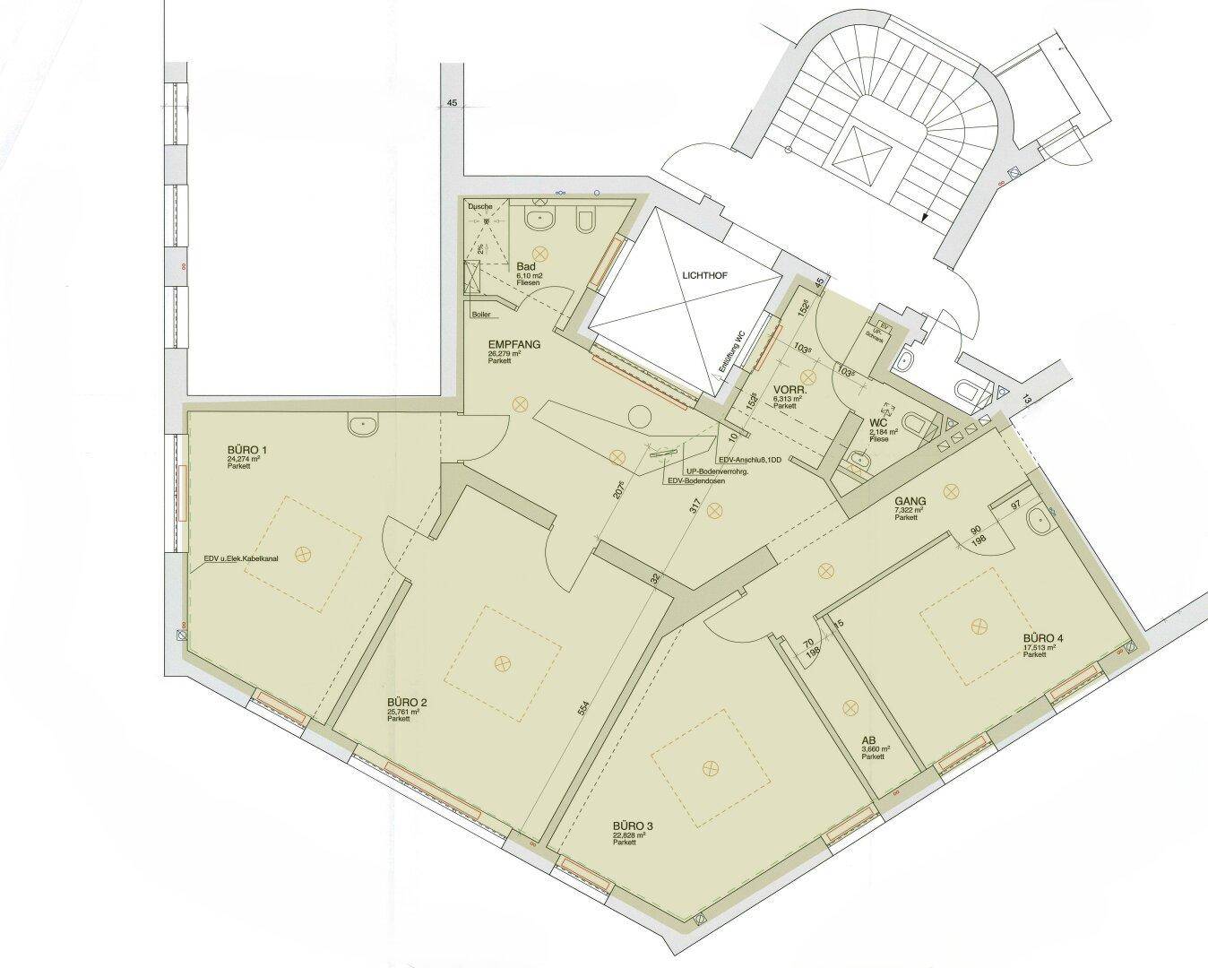 Detaillierter Grundriss einer Etage mit mehreren Büroräumen und einem Lichthof.