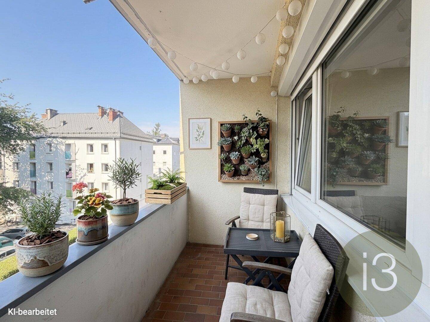 Einladender Balkon mit Sitzgelegenheiten, Pflanzen und Lichterkette, ideal zum Entspannen.
