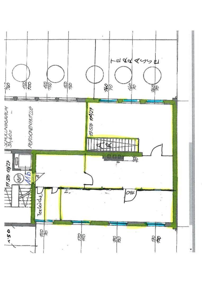 Handgezeichneter Grundriss mit Raumaufteilung, inklusive Schulungsraum und Terrasse.