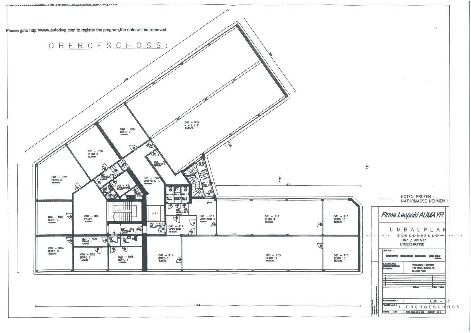 Detaillierter Umbauplan eines Obergeschosses, der mehrere Büroräume, einen Foyerbereich und eine große Halle zeigt.