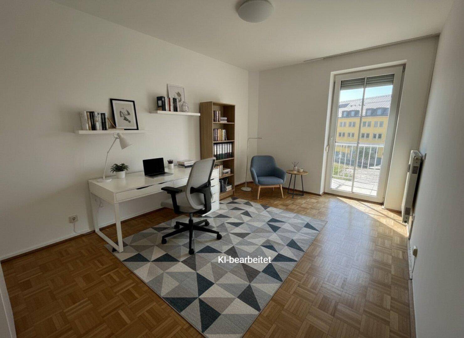 Helles Arbeitszimmer mit Parkettboden, Schreibtisch und Zugang zu einem französischen Balkon.