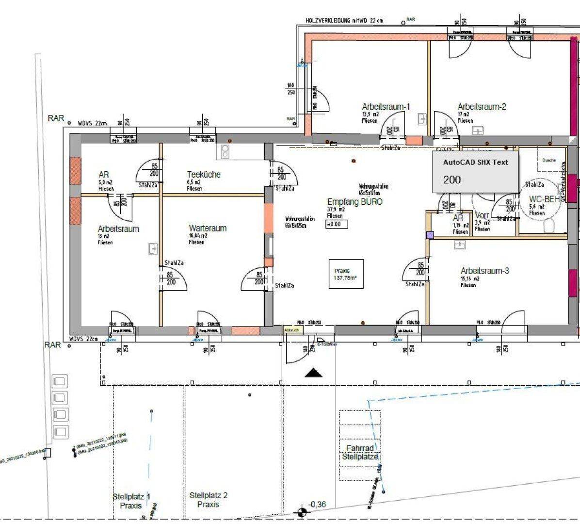 Detaillierter Grundriss eines Bürogebäudes mit mehreren Arbeitsräumen, Teeküche und Empfangsbereich.