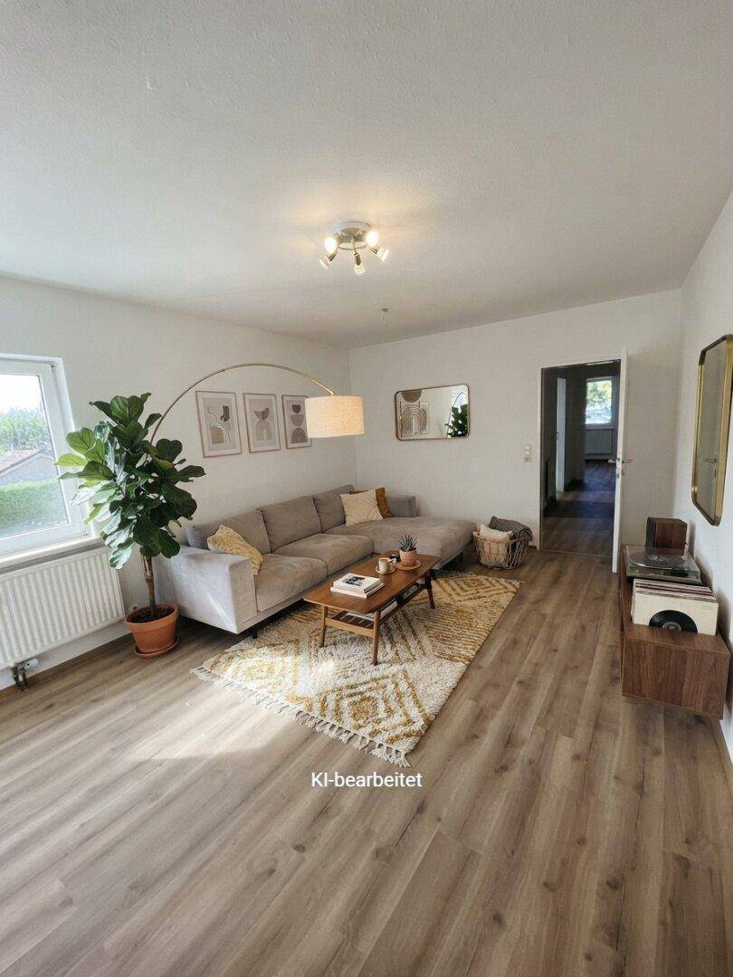 Geräumiges Wohnzimmer mit großem Ecksofa, Teppich und viel Tageslicht, KI-bearbeitet.