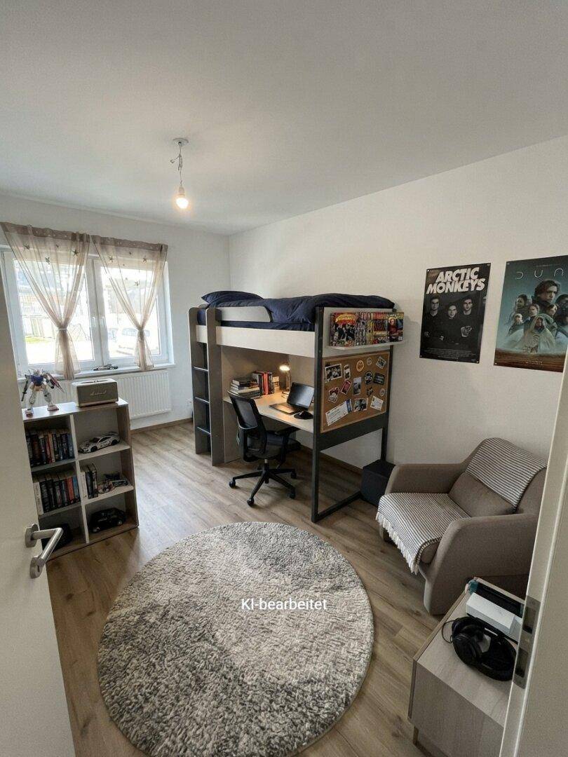 Jugendzimmer mit Hochbett, Schreibtisch, Teppich und Fenster, KI-bearbeitet.