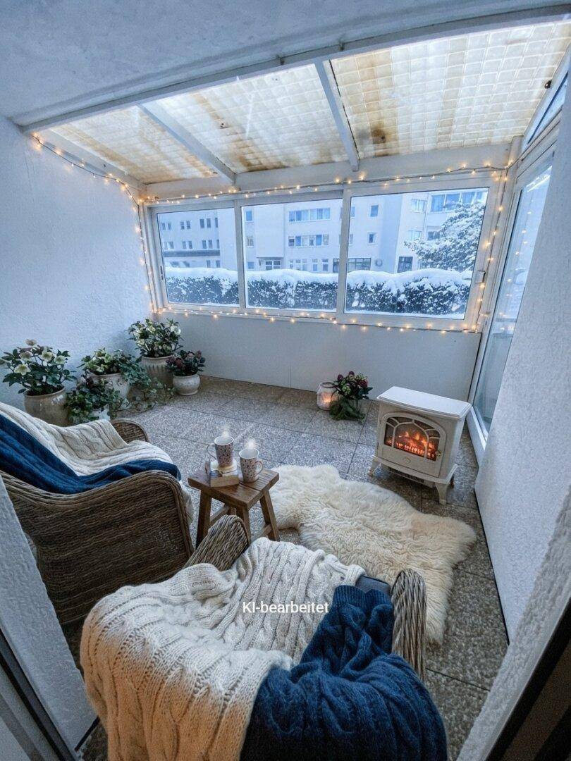 Gemütlicher, verglaster Balkon mit Sitzgelegenheiten, Dekoration und Blick auf verschneite Umgebung, KI-bearbeitet.
