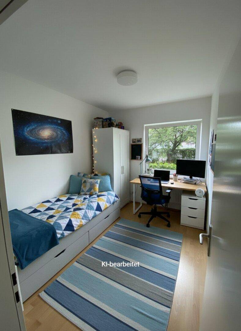 Jugendzimmer mit Einzelbett, Schreibtisch und Blick ins Grüne.