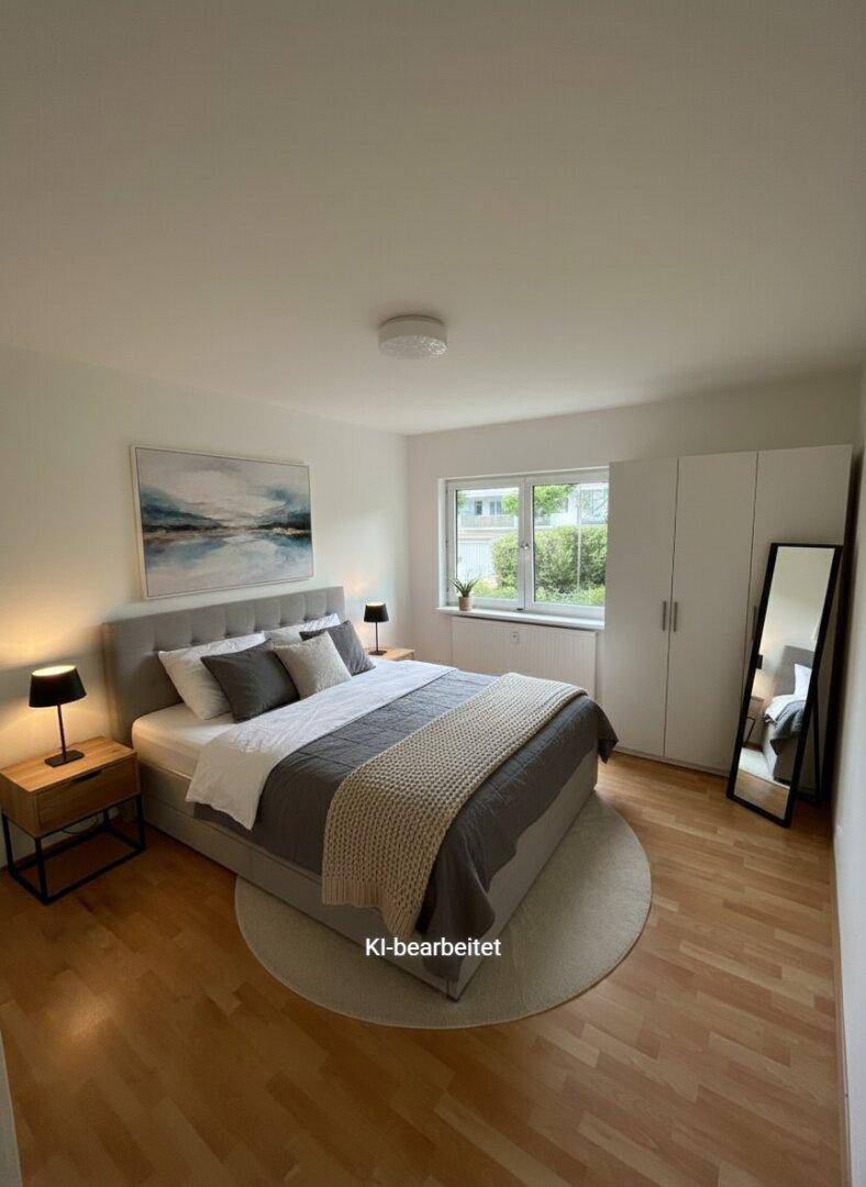 Geräumiges Schlafzimmer mit Doppelbett, Kleiderschrank und Parkettboden.